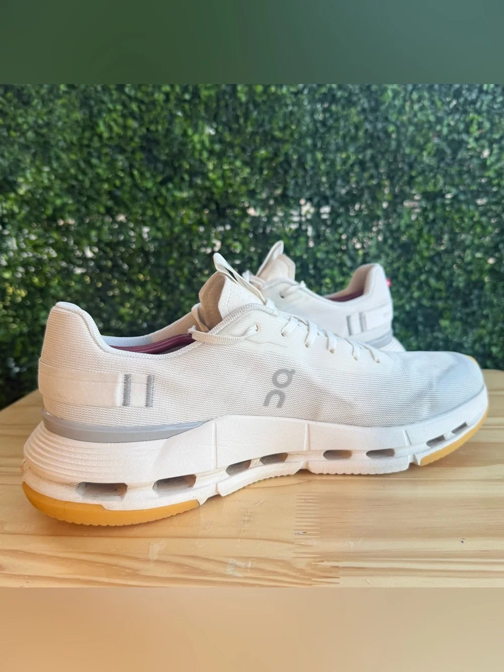 On Cloudflow 4 Men’s Size 10.5 White Hay Running Shoes